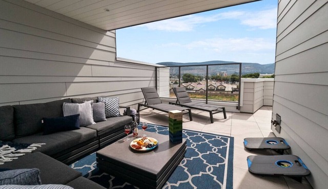 Minutes to the Lake + Rooftop Deck & Elevator