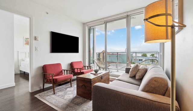 Modern 1-Bed Condo | Mountain Views | 10 mins > DT