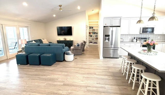 Modern 2-bedroom apartment close to Thompson Lake in Otisfield, ME