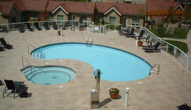 Modern 3 Bedroom Condo in Discovery Bay. Close to downtown and Okanagan Lake!