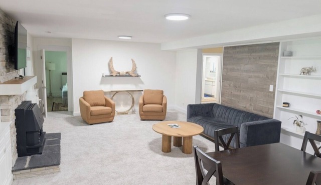 Modern 3BR Guest Suite with Patio, gaming room and flex room in Abbotsford