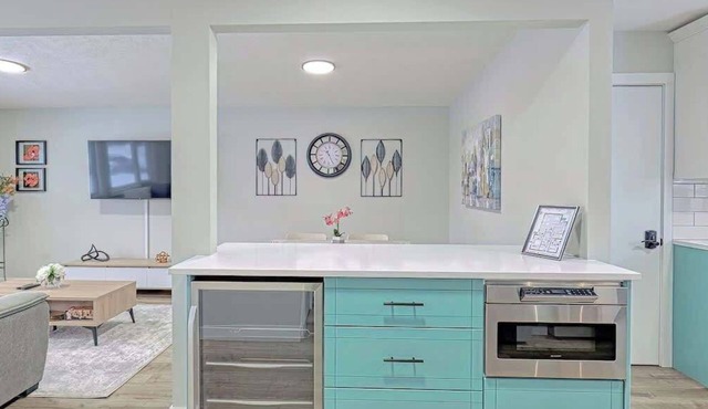 Modern 3BR Suite Steps to C-Train Near Zoo & DT