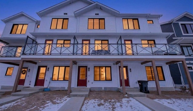 Modern 3BR Townhome ★ Garage ★ Self Check-In ★ Workspace