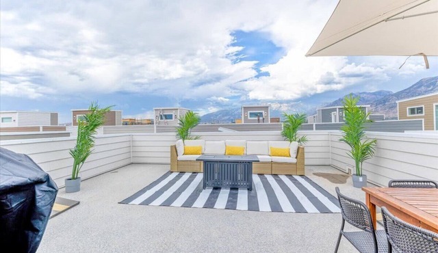 Modern 4BR Home, Rooftop Patio, Mountain Views