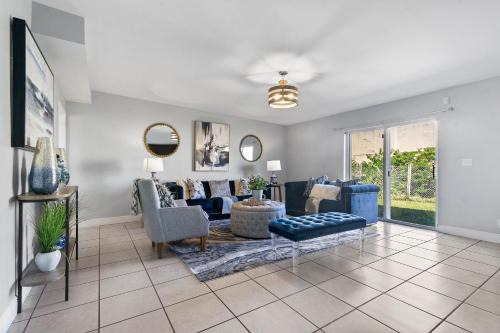 Modern 4BR Retreat Pet-Friendly Outdoor Oasis