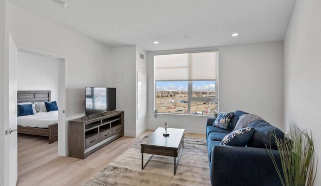 Modern Apt w/Gym and Workspace