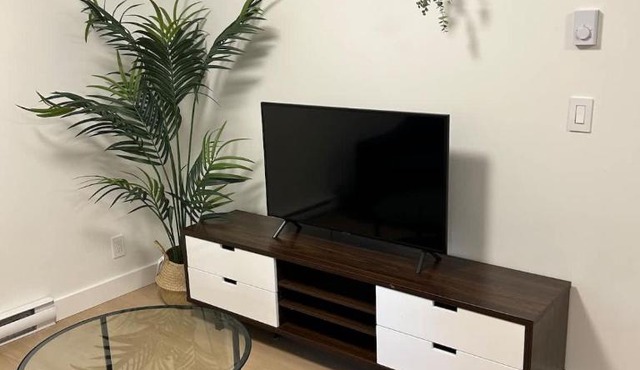 Modern & Cozy 2BR Suite Near Shops & Dining in clayton height