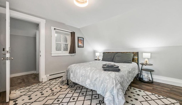 Modern Cozy Apt Hiking Skiing Touring 2nd Floor