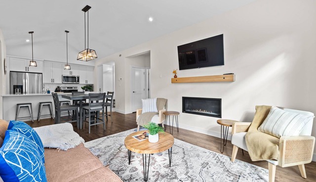 Modern & Cozy Condo w/Hot Tub!