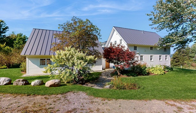 Modern farmhouse in classic VT orchard setting - stunning sunsets & location