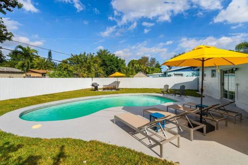 Modern Home 3 Bedrooms with Pool, 18 minutes to Ocean
