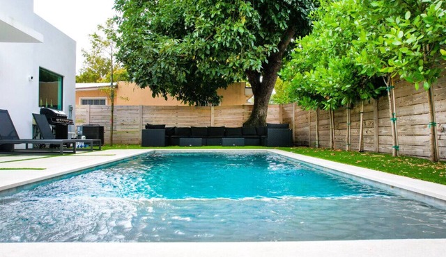 Modern Lux Home, Private Pool, Billiards, BBQ, Backyard, Design District