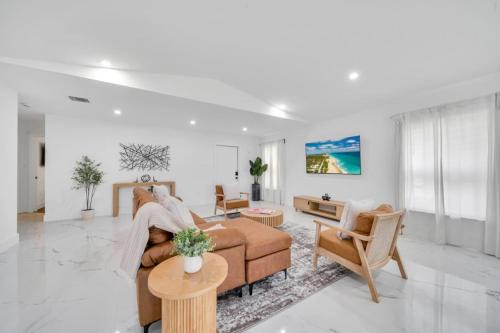 Modern Luxury Retreat - Centrally Located in WPB