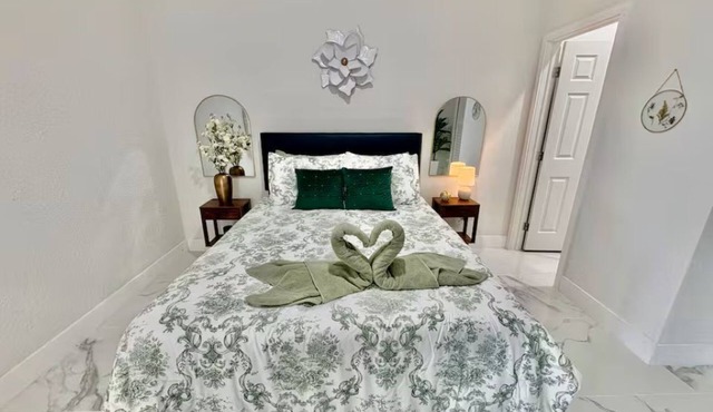 Modern Private Suite . Great Location