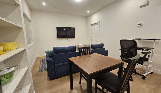 Modern Renfrew Retreat: Private 1BR/1BA Suite