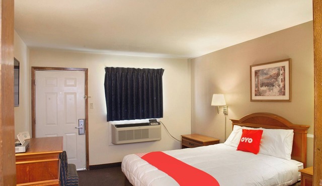 Modern Room for Couples – Great Value off Highway 54!