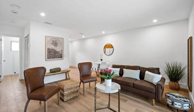 Modern Stay Condo- 2 bed 1 bath Near Riverwalk