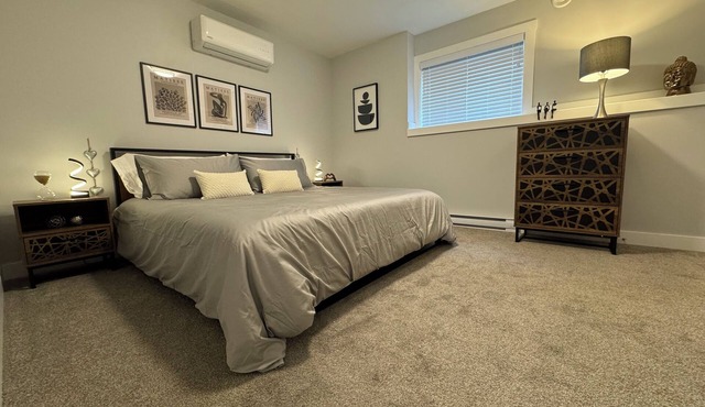 Modern suite on Bottleneck Drive. Close to restaurants and wineries.