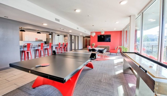 ⭐Modern Tiny Studio 🌃 Free Parking, Hot Tub, Fitness Center, TV, WiFi, & More!