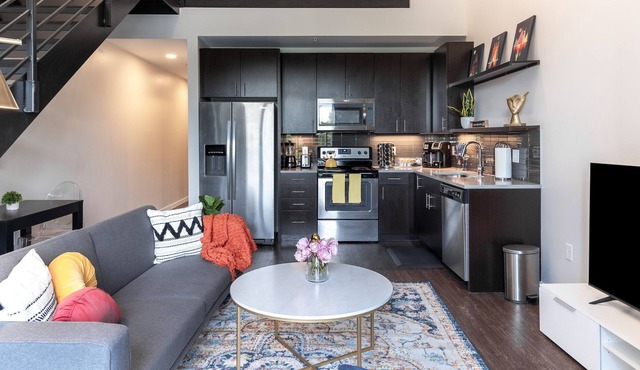 Modern Upscale Studio Loft w/free parking & pool