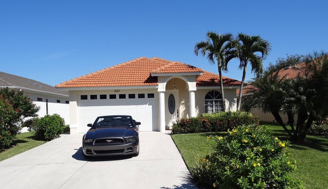 Modern villa, short walk to the beach, screened heated pool