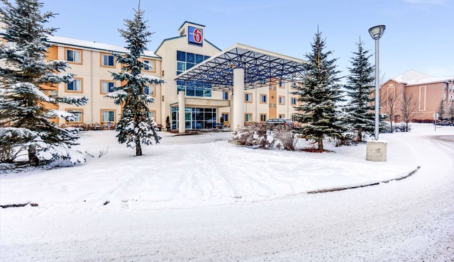 Motel 6 Red Deer, AB
