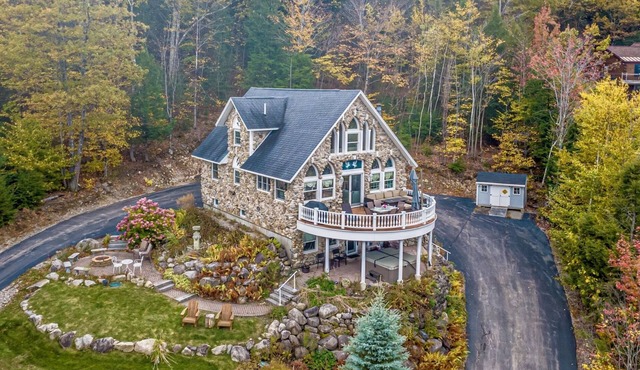 Mountain Chalet w/Breathtaking Views, Hot Tub, Theater & Pub