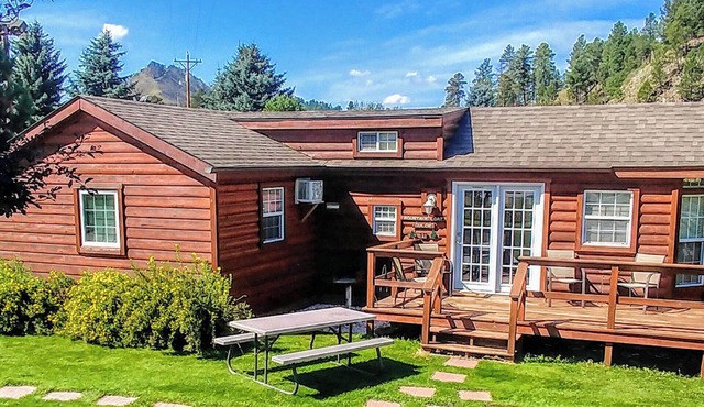 Mountain Goat Gulch Vacation Cabin #1 at Creekside In the Black Hills of SD