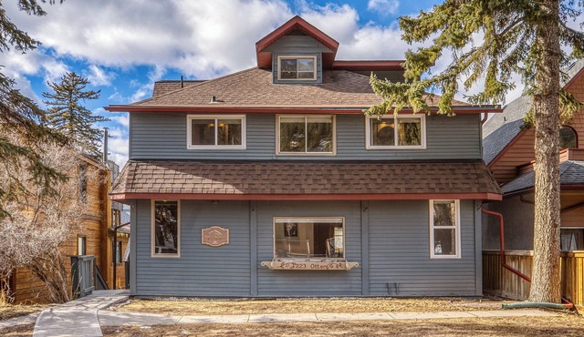 Mountain View Retreat in the heart of Banff - Massive House Sleeps 23