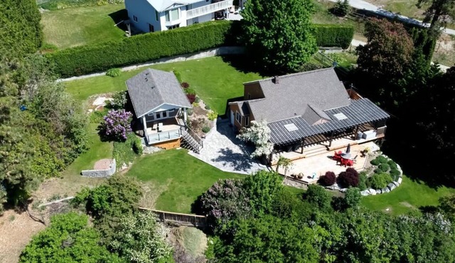 Naramata Wine Cottage with Guest House