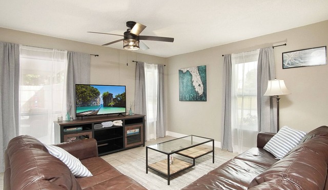 Nautical Oasis w/Arcade close to Beach+Town. Pet Friendly w/Free RV/Boat Storage