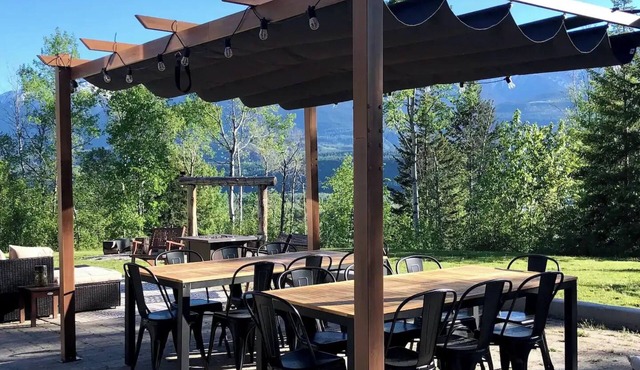 Nell’s Mountain Lodge - Movie Theatre|Arcade|Hottub|Fire Pit|18minKicking Horse