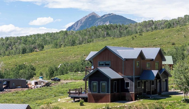 Neville Way, hot tub, privacy, views!