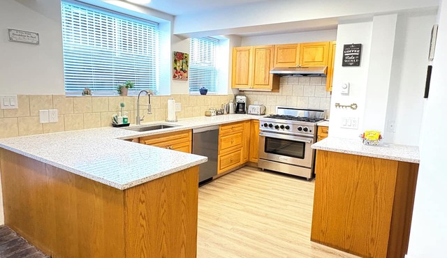 New 2 Bedroom Suite Fairfield Heritage Manor, Free Parking