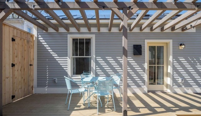 New 2024 Cottage with Deck & Pergola Near Beaches