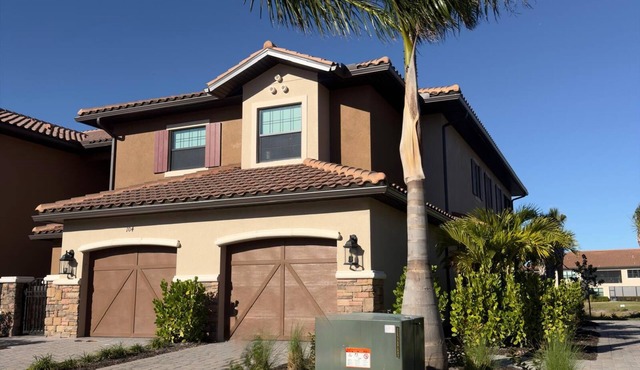 New 3 Bedrooms Plus Den, and 3 Baths Townhome. Booking with 30 day min, at Naple
