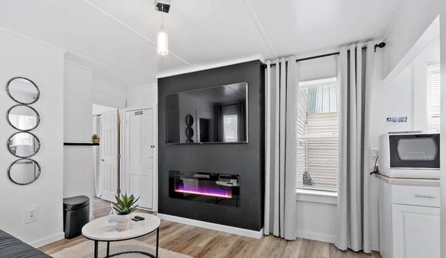 NEW! Cozy & Modern unit w/Private HOT TUB and Backyard