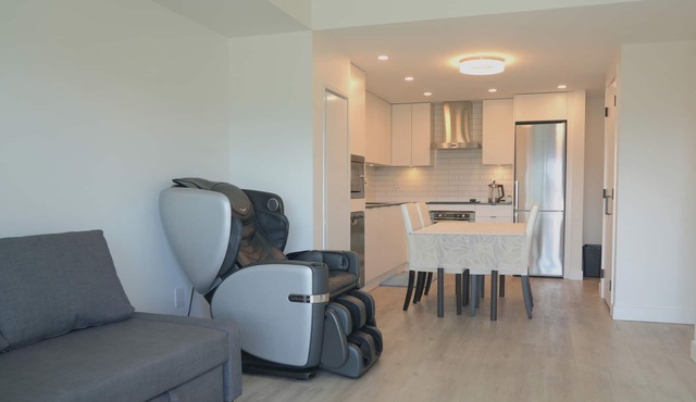 New DT Condo King Bed, Massage Chair, Lake Access @Brooklyn 1711