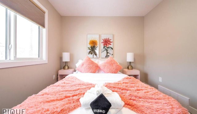 NEW, Euro-Style Suite, Whyte Avenue, AC, Netflix, Sleeps 6!