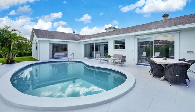 NEW Idyllic Coastal Family Home Close To Beaches, Restaurants and Inlet