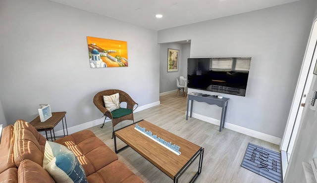 New Listing -Steps-Ocean, Close to Dining, Fast Wi-Fi, Snorkel & Fishing