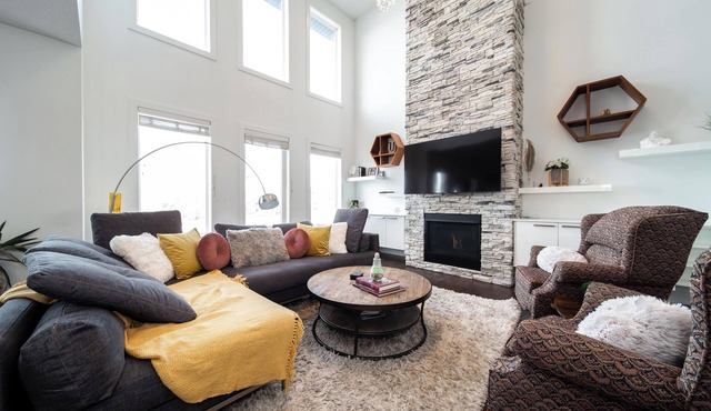 NEW Luxurious Lakefront 5 bdrm 4 bath house in St. Albert hot tub, fireplaces!
