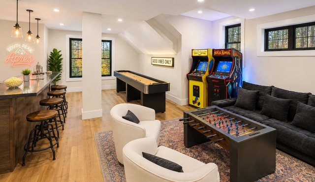 NEW Luxury Ski-In/Out, Hot Tub, Game Room & Firepit