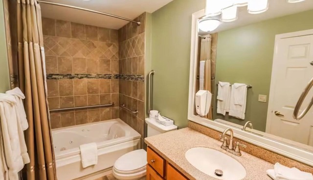 NEW- Mins to Loon-Hiking Trails-Clarks-Train- King Bed- Full Kitchen- Hot Tub-