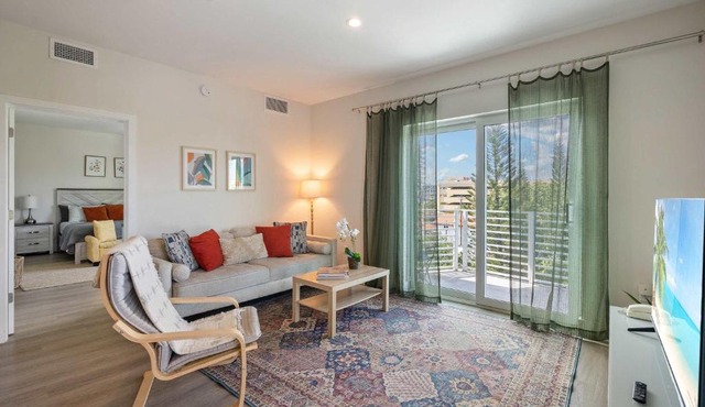 NEW Modern Condo FREE Parking & High Speed Wifi