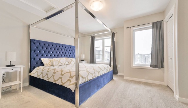 NEW MODERN Home with AC. KING bed. 10 min to Airport