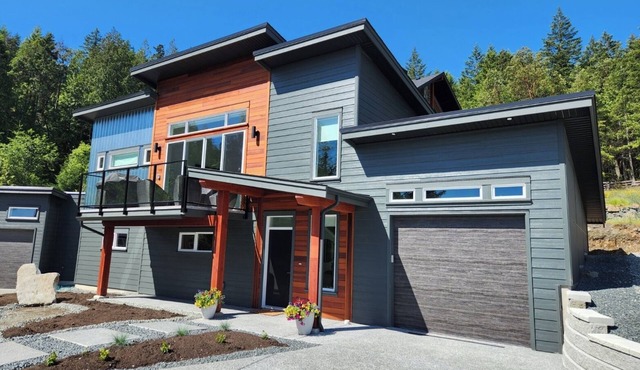 New pet friendly house with amazing mountain and water views