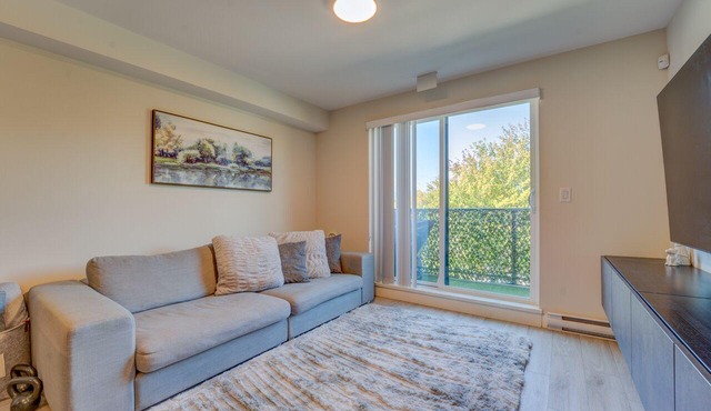 New Townhouse w/Private Entrance U028