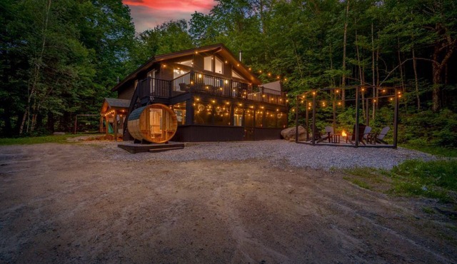 Newly Updated Chalet- 5 min to Sunday River-Hottub-Sauna-playset