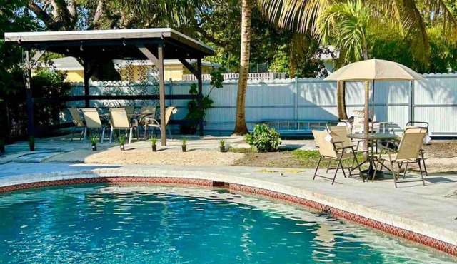 OASIS close to Hard Rock Caffe and Hollywood Beaches